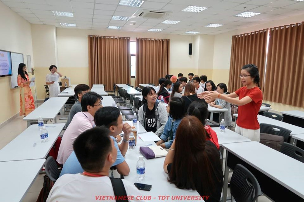 Teachers are guiding students to work in groups