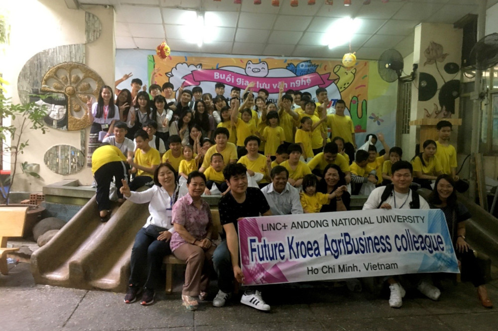Students of Andong University went to charity work with teachers of the Center and students of Vietnamese studies, Ton Duc Thang University