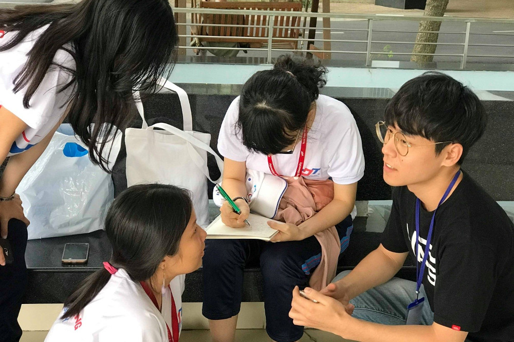 Học cùng sinh viên Việt Nam trong những ngày làm quen với tiếng Việt