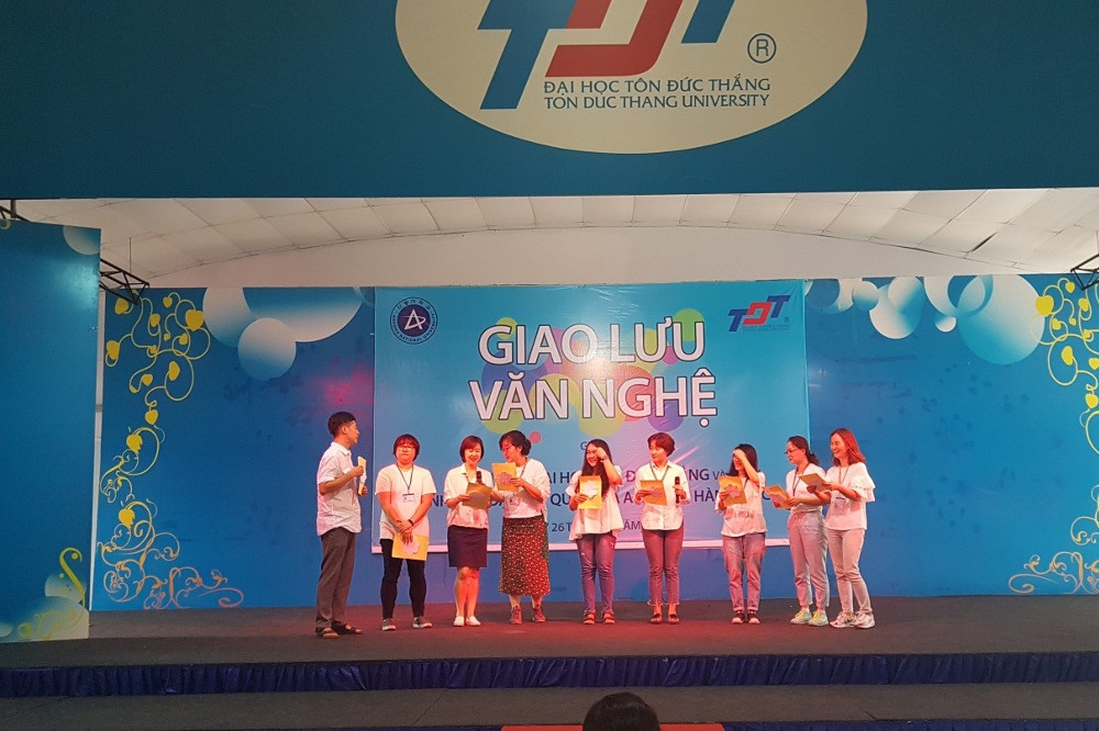 Korean students of Vietnamese studies, singing the song “Tết, Tết, Tết đến rồi”