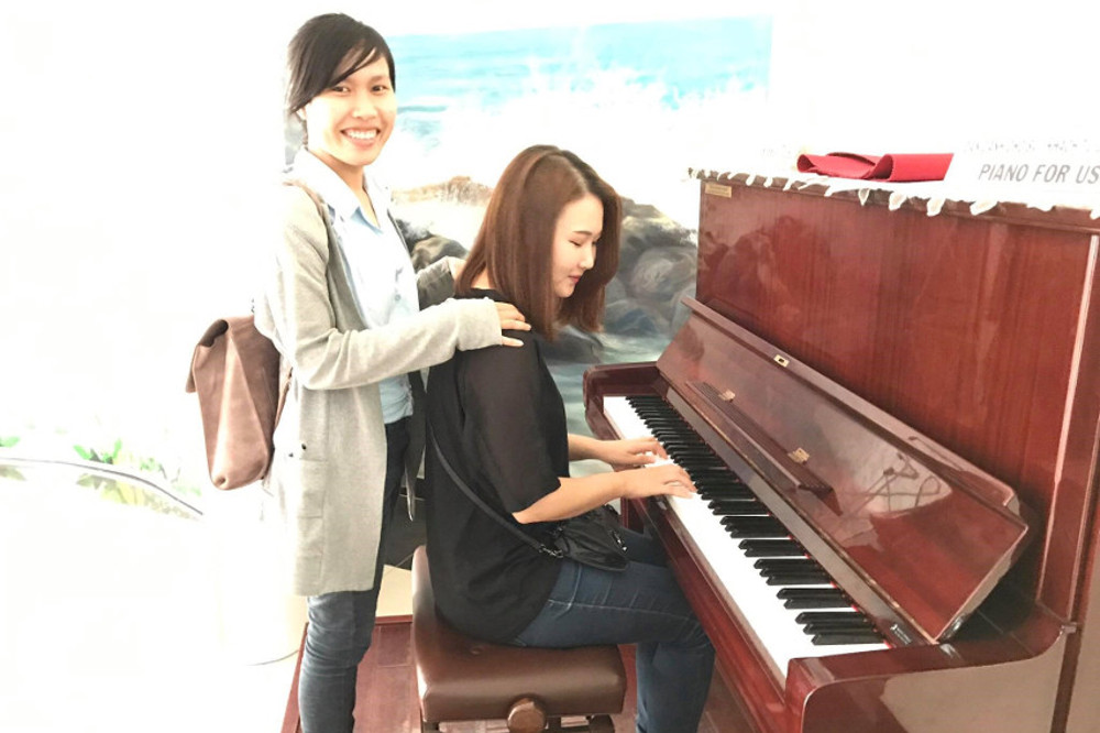 Hình ảnh nữ sinh Hàn Quốc đang thể hiện trong phần thi "Hãy chơi một bản nhạc mà bạn thích."