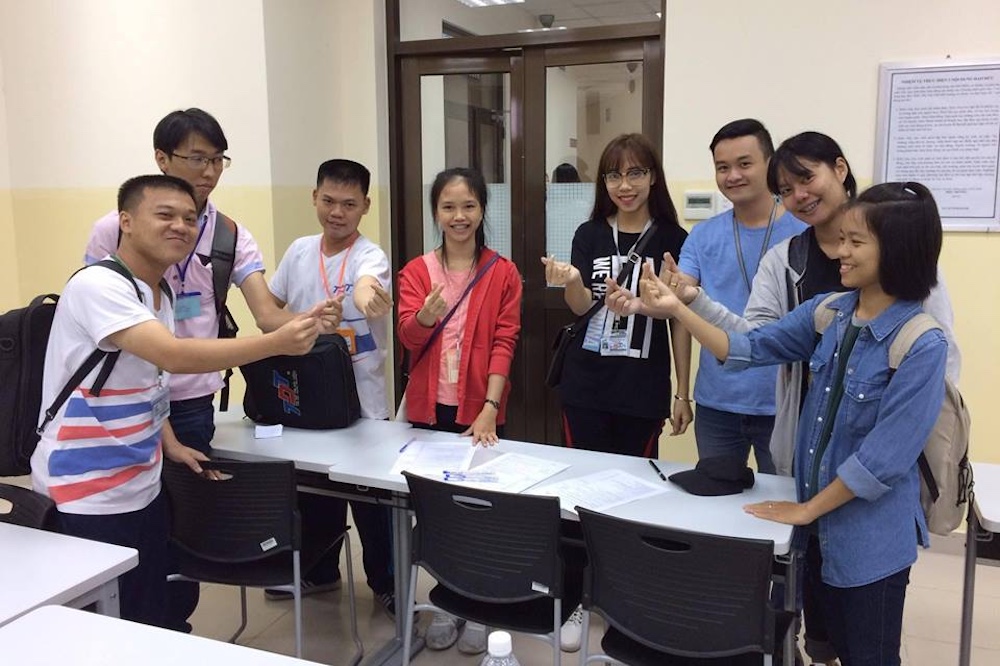 Nhóm 1 gồm các sinh viên: Việt, Nhật, Hàn, Thái và Lào cùng thể hiện biểu tượng hình trái tim với tinh thần đoàn kết và quyết tâm