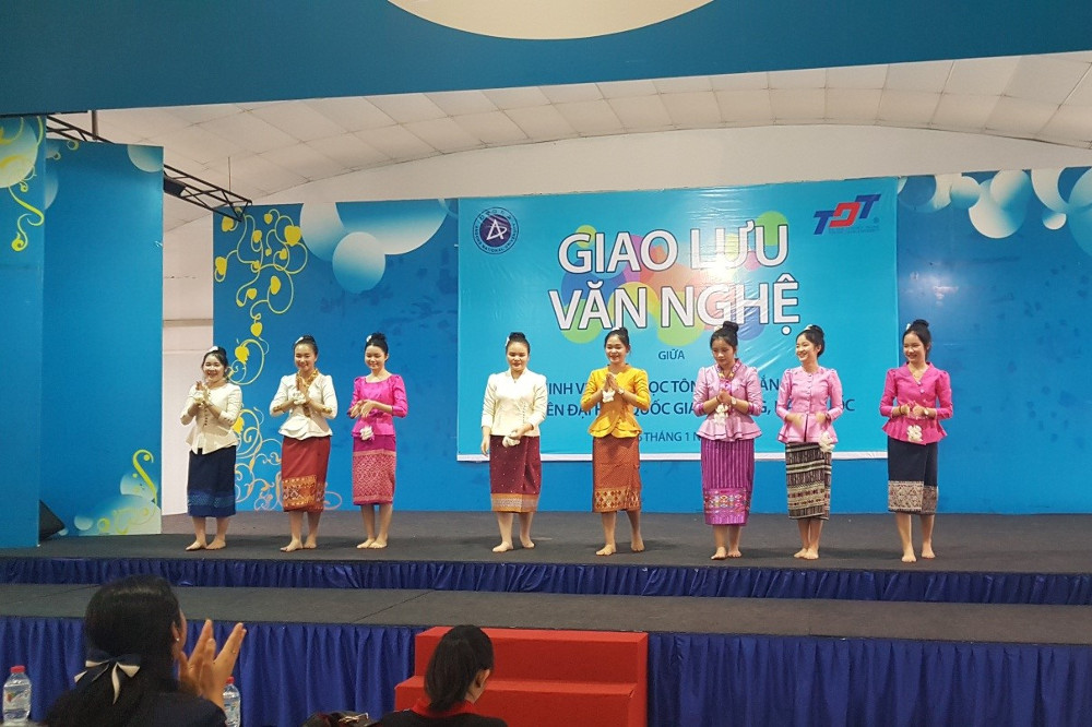 Các sinh viên Lào duyên dáng trong trang phục và điệu múa truyền thống