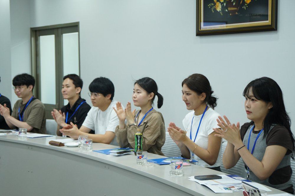 Korean students at the Opening Ceremony .