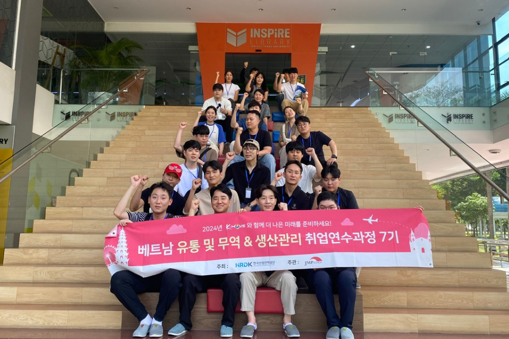 Korean students taking a group photo at TDTU INSPiRE Library.